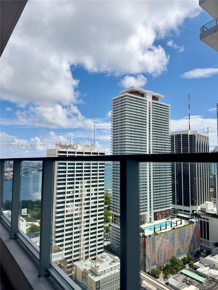 INVESTORS ! ! Excellent immediate cash flow opportunity.