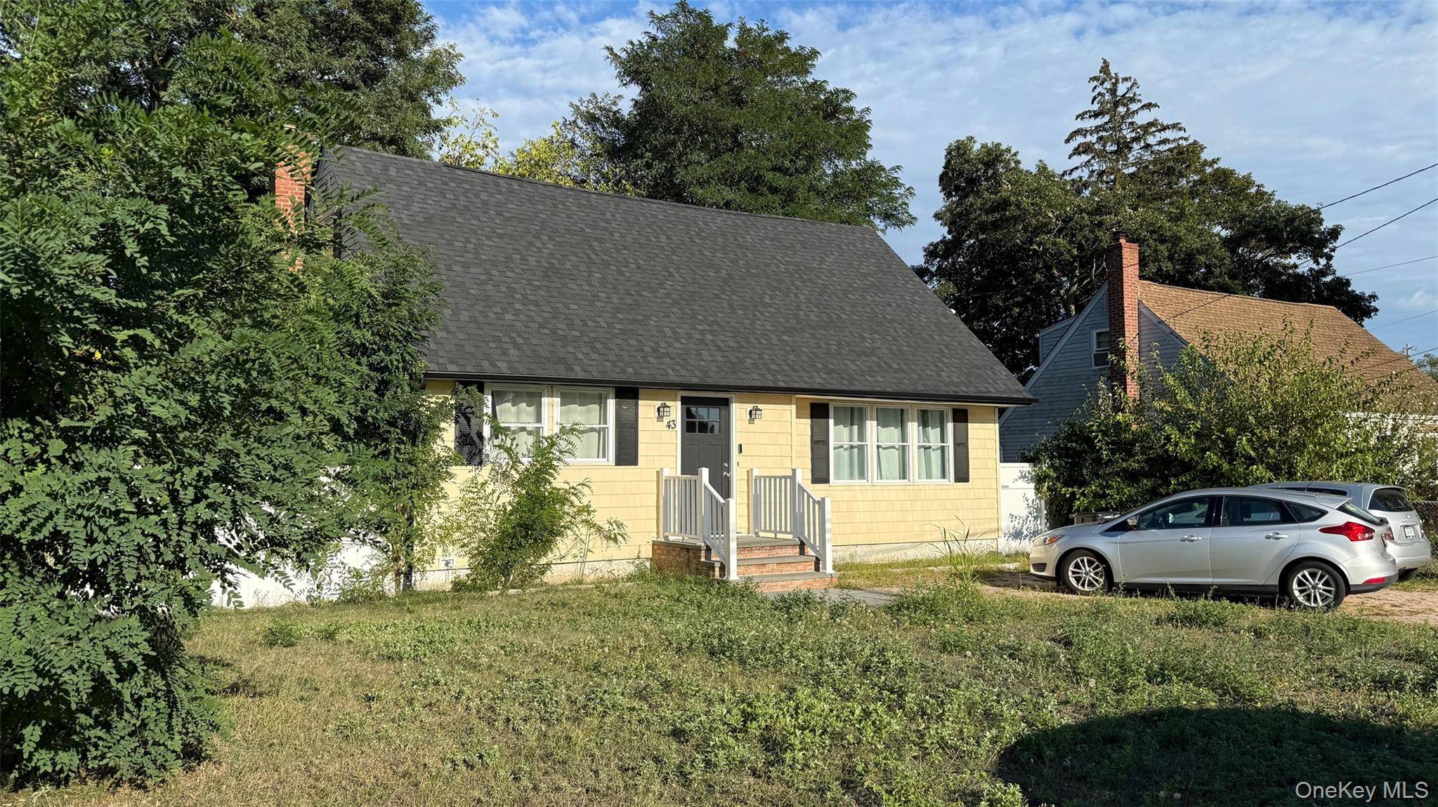 Experience the allure of this captivating Cape Cod retreat !