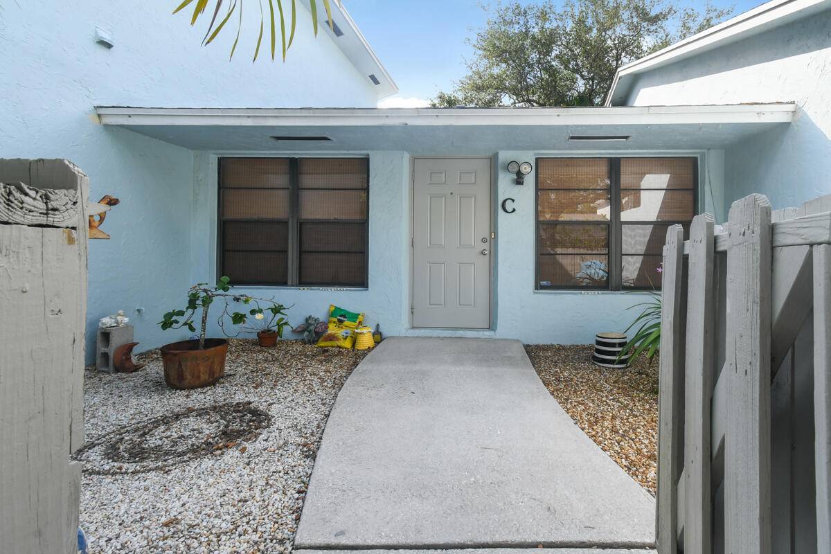 Adorable Affordable in Jupiter Lakes !