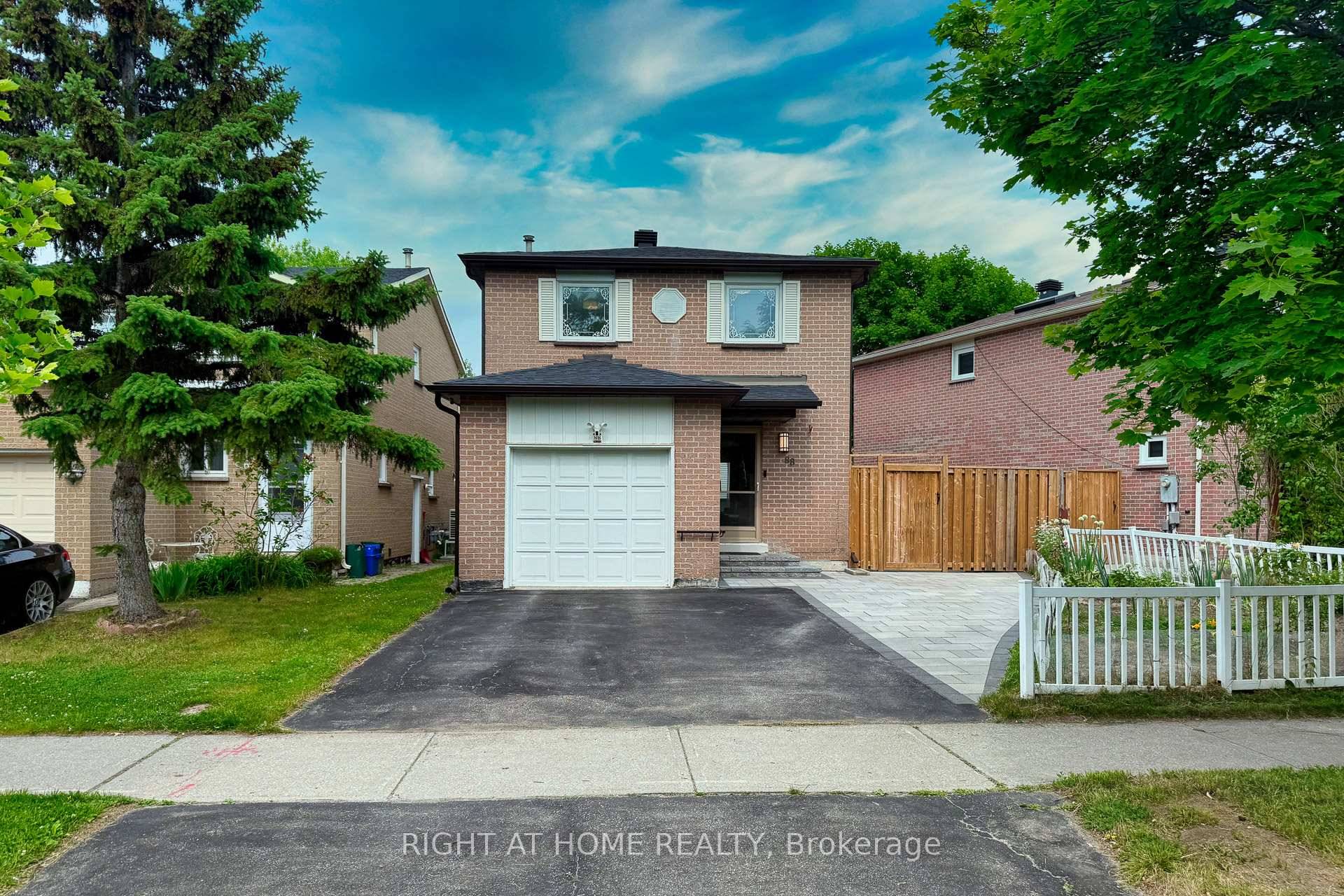 Beautiful Detached Home in the Heart of Richmond Hill !