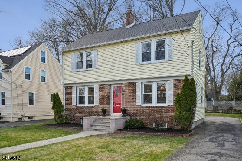 Just steps from Borden Park and minutes from Springfield Ave shops restaurants, Farmer's Market, Maplewood Pool, Maplecrest Park, Hilton library, and jitney to NYC Trains and downtown Maplewood, as well ...