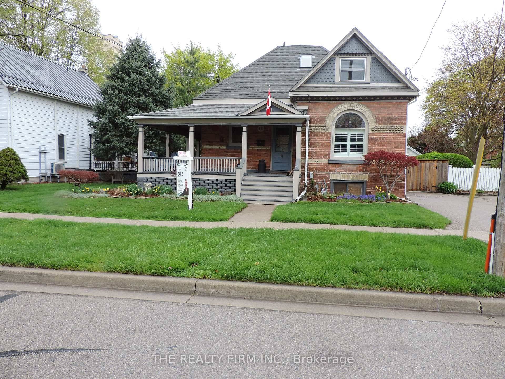 Aylmer Stunner ! This spectacular 1.