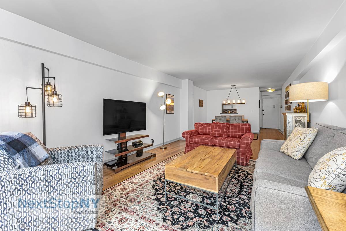 The minute you enter this stylish apartment where comfort meets practicality, you will be bathed in the warm glow of western exposure.
