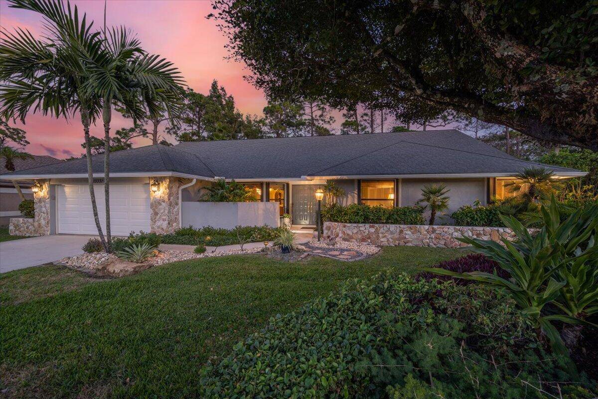 Tucked away in hidden gem of a neighborhood, this immaculate cul de sac pool home in the heart of Wellington features a new roof, 2024 2 new ac's 2023 newer ...