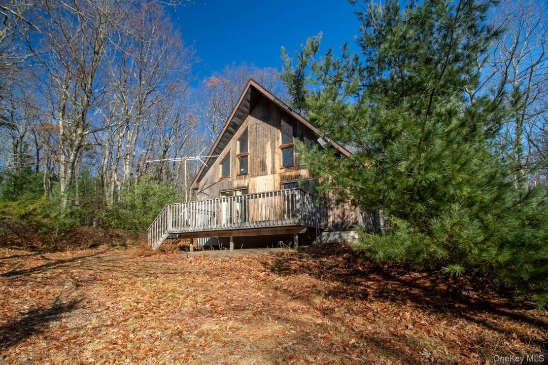 Escape to Your Own Hudson Valley Retreat Tucked away in the heart of majestic Kerhonkson, this charming 1, 400 sq.
