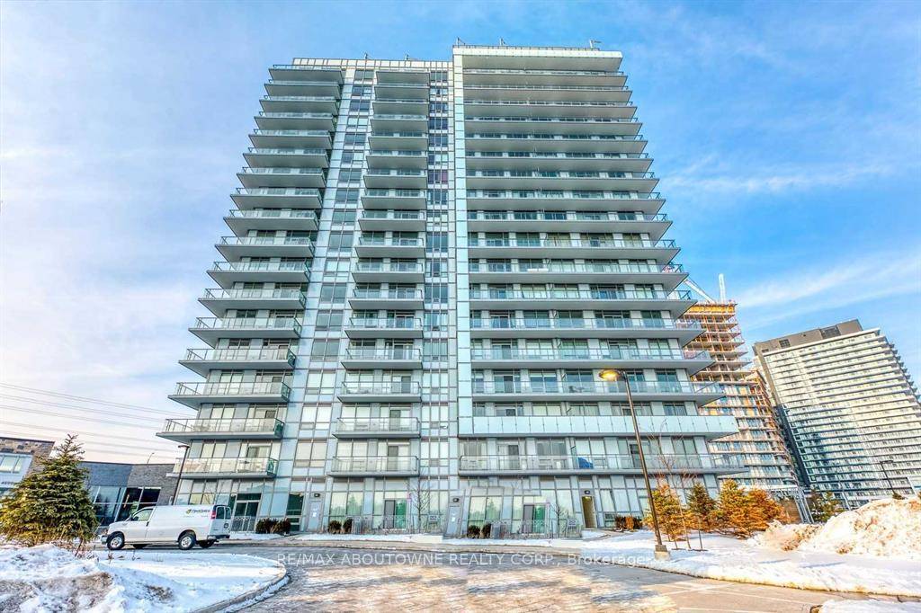 Must See A gorgeous 2 bed den, 2 bath CORNER UNIT in the heart of Mississauga.