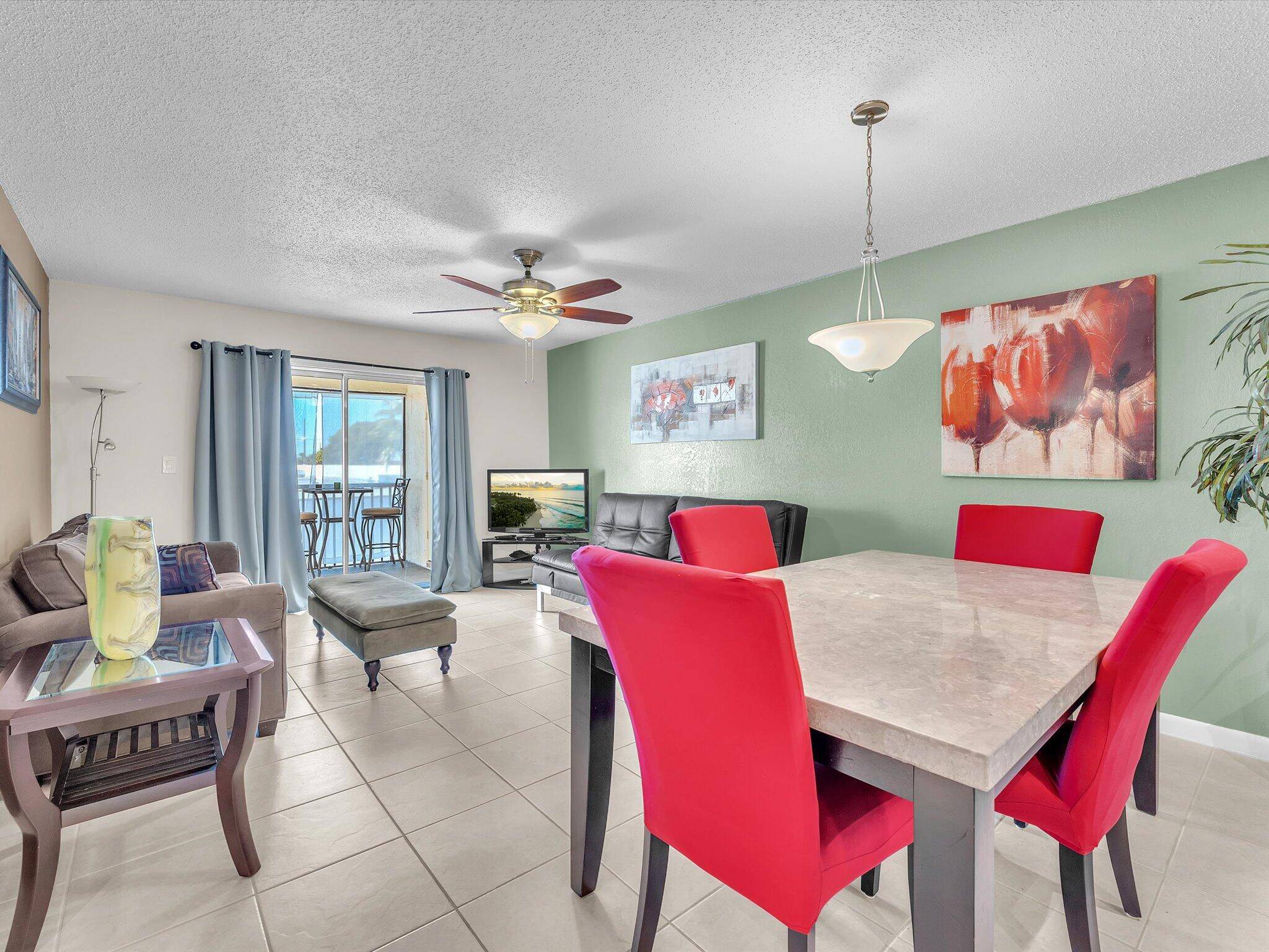 Beautifully furnished 1 bedroom, 1 bathroom condo in the heart of Pompano Beach !