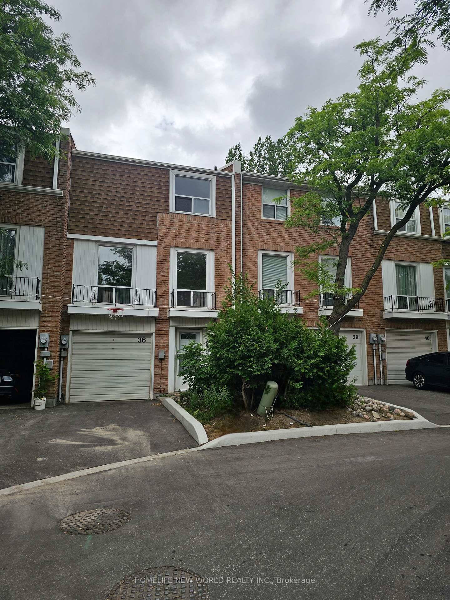 Immaculate, Bright Stunning Townhome In High Demand Hillcrest Village Area !