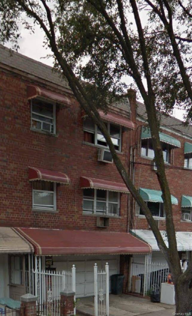 Short Sale, awaiting bank approval, Cash buyer preferred.