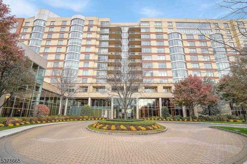 Experience the luxurious lifestyle that only Watermark on the Hudson can provide, offering five star services and over 40, 000 sq ft of amenities.