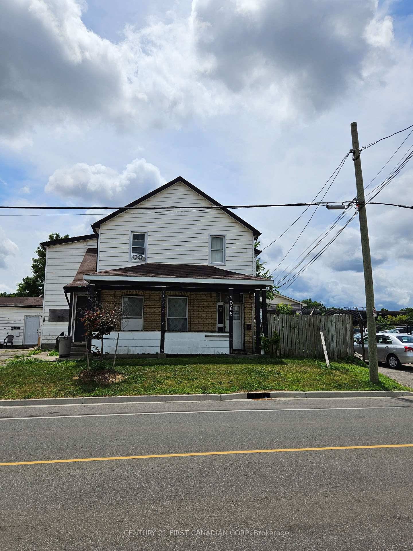 Triplex that includes an additional adjoining vacant lot 1089 Brydges Street PIN 082950037.