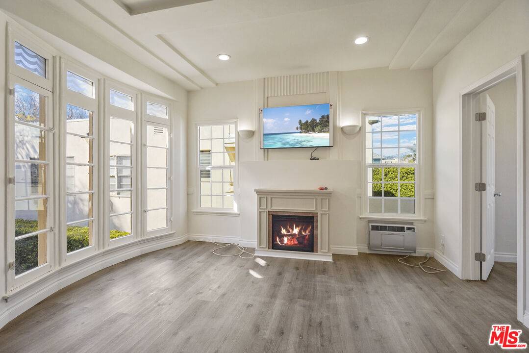 228 S REEVES DR 2BR Beverly Hills La