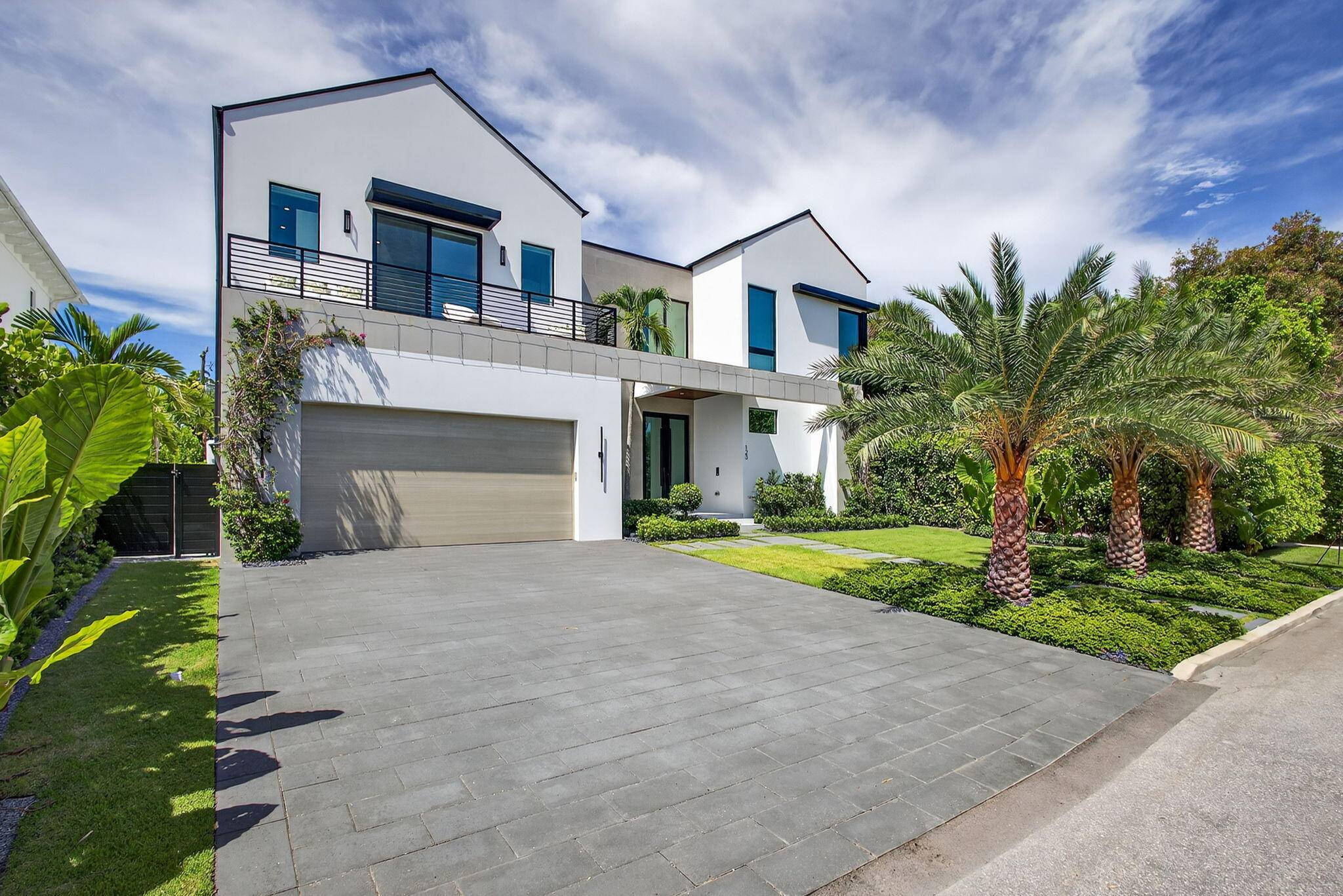 Welcome to West Palm Beach Living at its finest !