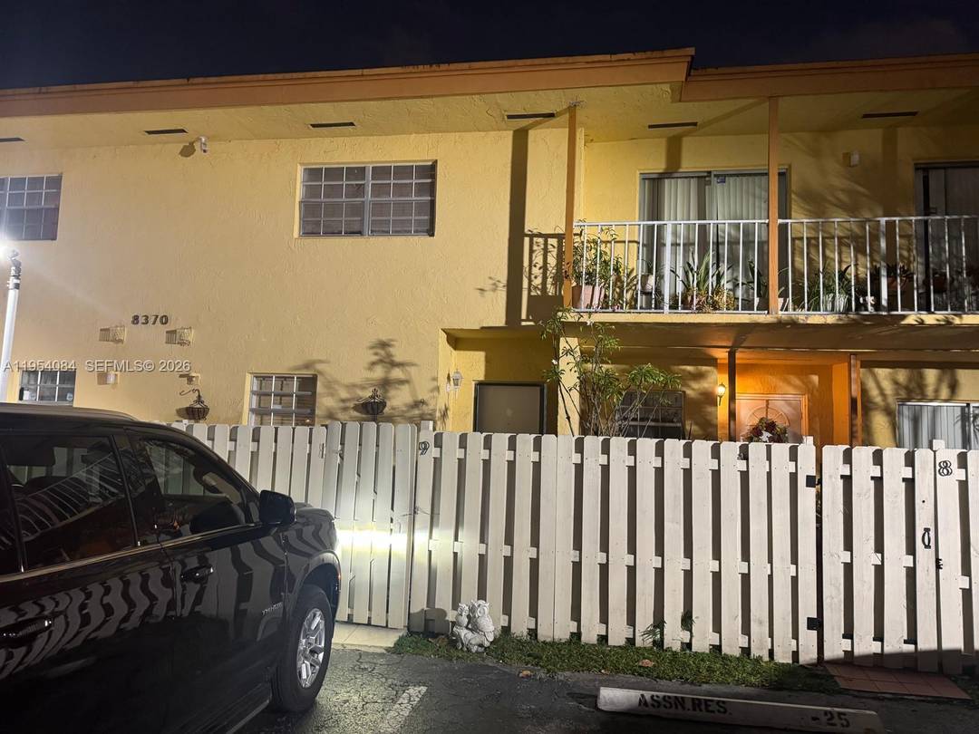 Beautiful and move in ready 2 bedroom, 2 bathroom condo located in a quiet and well kept community in Kendall.