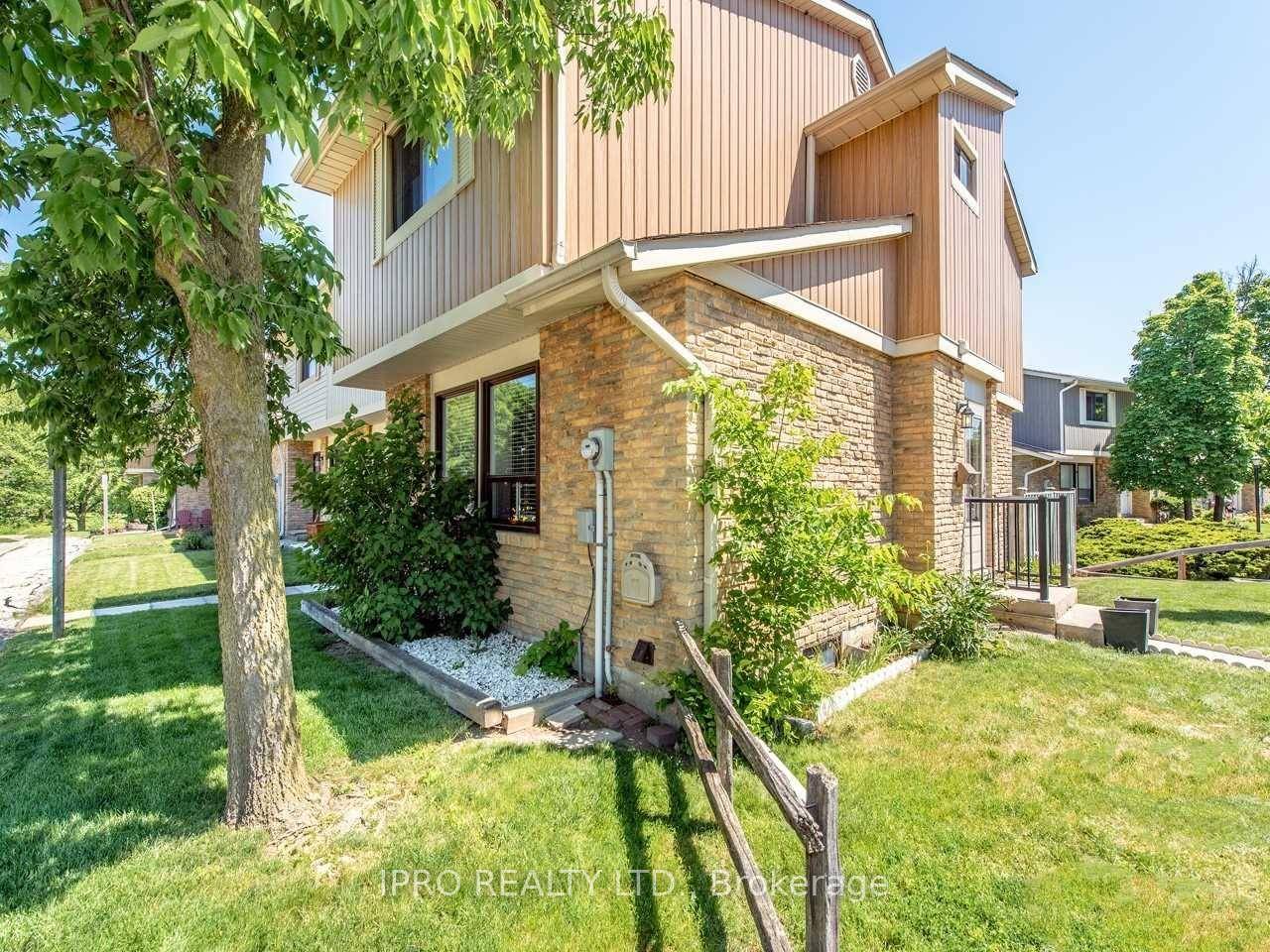 Very bright, 3 bedroom 3 Washrm, approx 1420 sq.