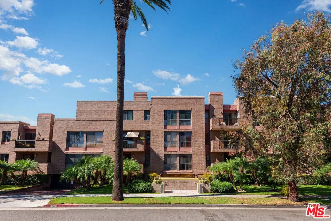 235  S Tower Dr 2BR Beverly Grove La