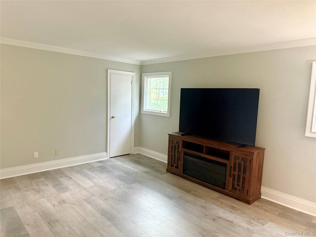 Beautifully Renovated 2 Bedroom Apartment in Top School District !