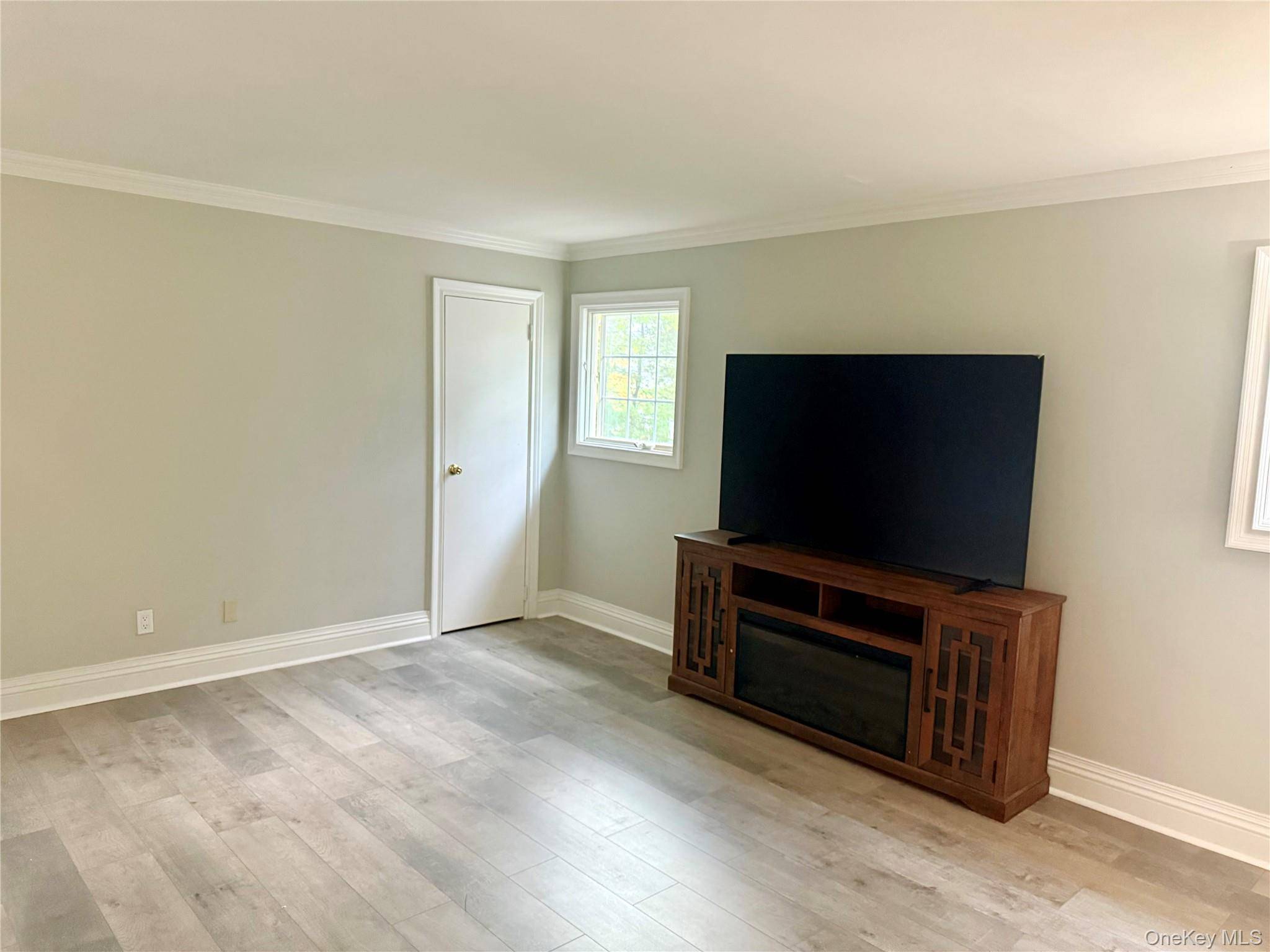 Beautifully Renovated 2 Bedroom Apartment in Top School District !