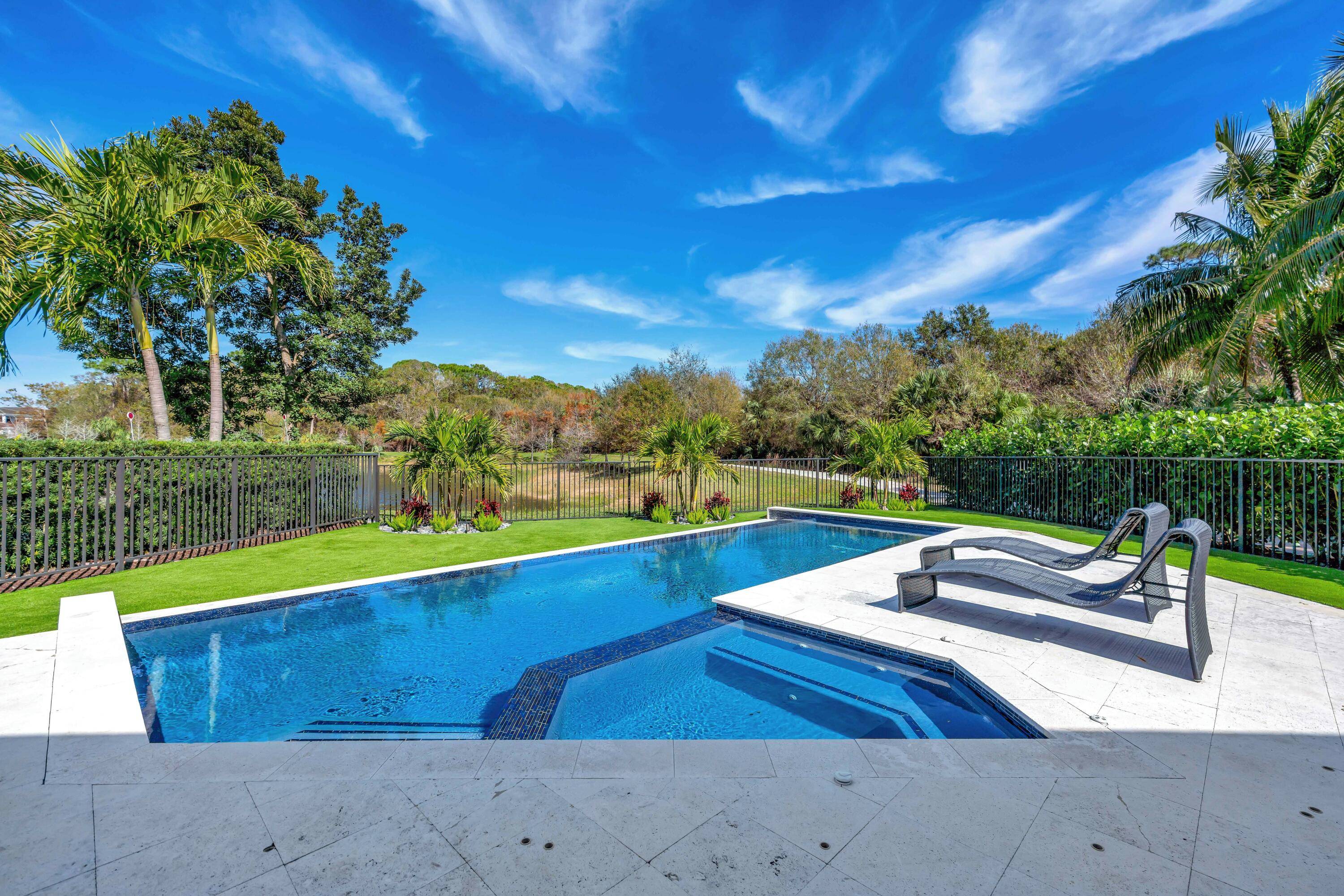Wow ! Incredible pool home, just bring your things.