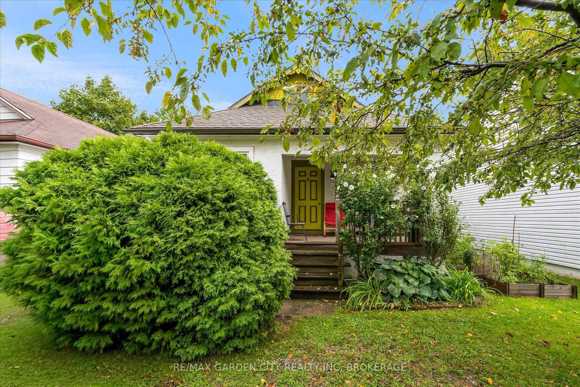 Charming bungalow, gives cozy vibes like a cottage in the woods !