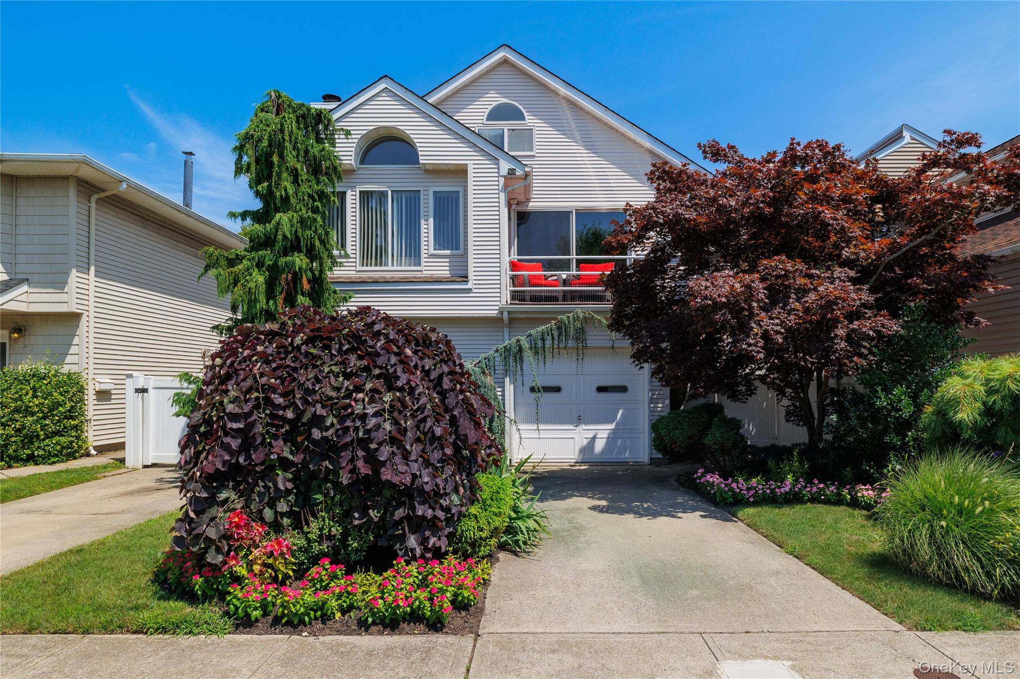 Long Beach Gorgeous Main Floor 6 room apartment with garage amp ; backyard plus bonus loft space for den and office.