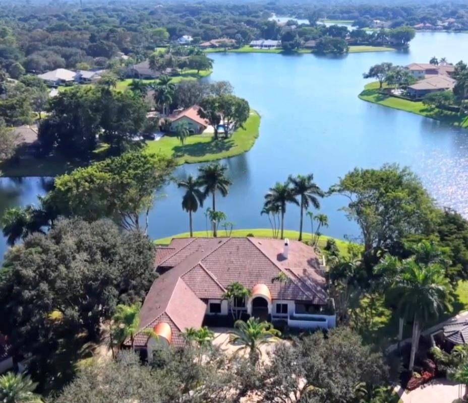 Magnificent home is the Florida luxury retreat, masterfully renovated to blend sophisticated modern design w idyllic waterfront living nestled on a quiet cul de sac.
