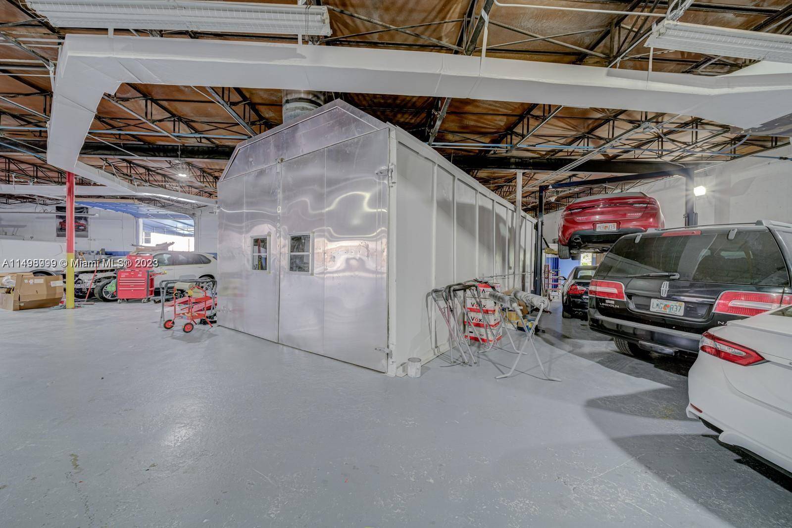 Auto Body Shop FOR LEASE in the Hialeah area of Miami.