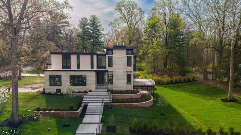 9 Farbrook Dr is a stunning modern custom home by local SH Builder, showcasing the thoughtful design and craftsmanship behind many exceptional homes.