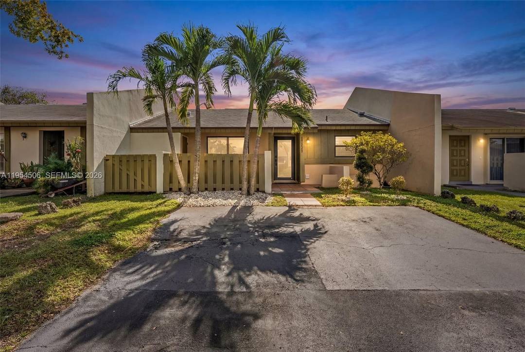 Beautifully remodeled, move in ready townhouse located in the highly desirable Devon Aire Villas.