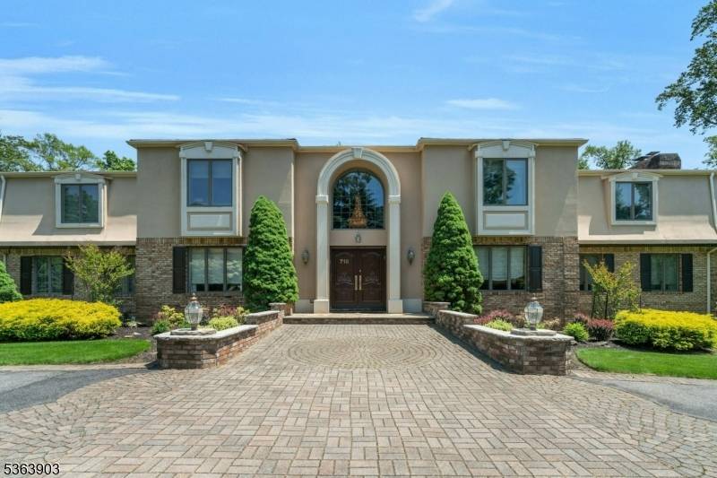 Nestled on a secluded, nature like property, this spacious fully fenced home offers exceptional privacy comfort.