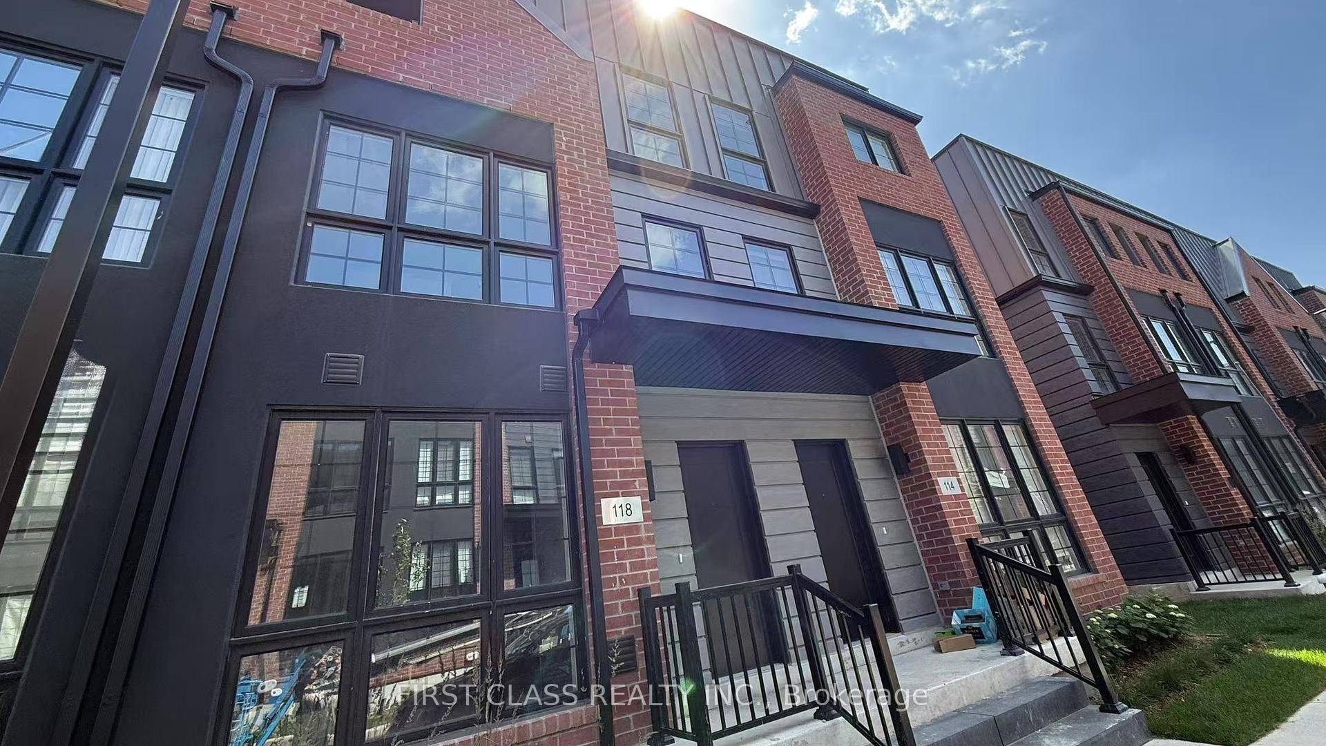Luxury, Bland New, Modern Townhouse for Rent in the Heart Of Thornhill !