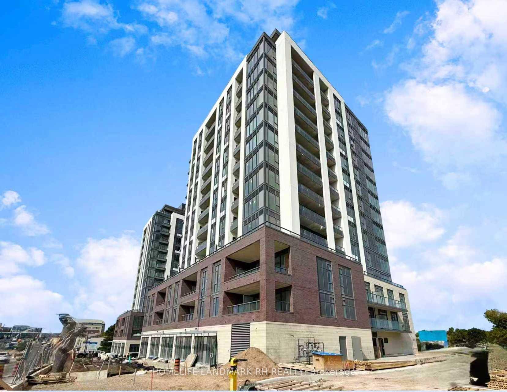 Bright and Spacious 1 Bedroom unit outstanding Newmarket Location steps to Southlake General Hospital !