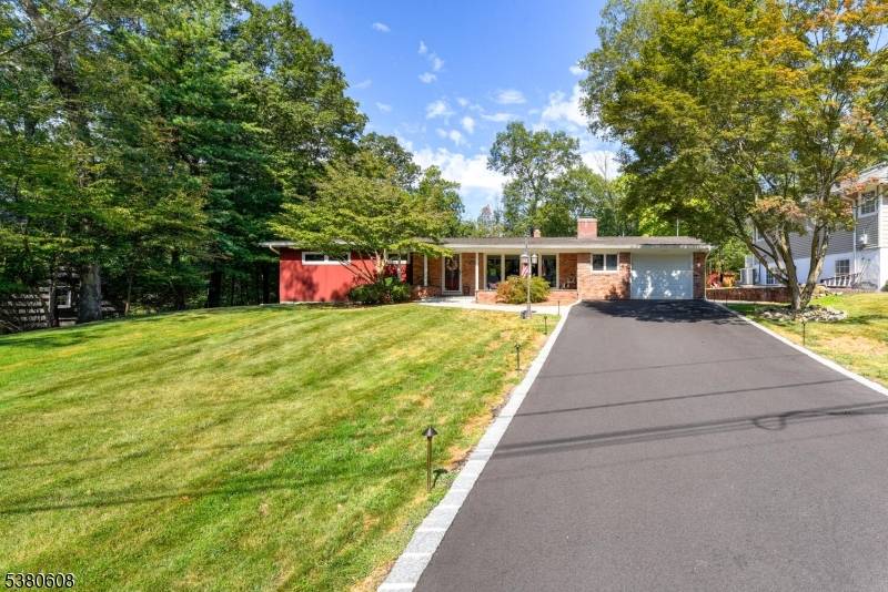 Beautiful immaculate Ranch in Desirable Pines Lake.