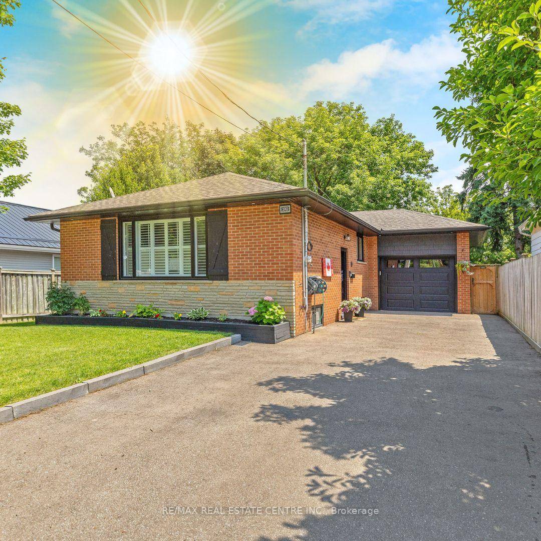 OFFERS WELCOME ANYTIME ! Welcome to this STYLISH 3 1 Bedroom TURN KEY FULLY RENOVATED BUNGALOW in Sought After Old Milton that is located on a fabulous 50' x 132' ...