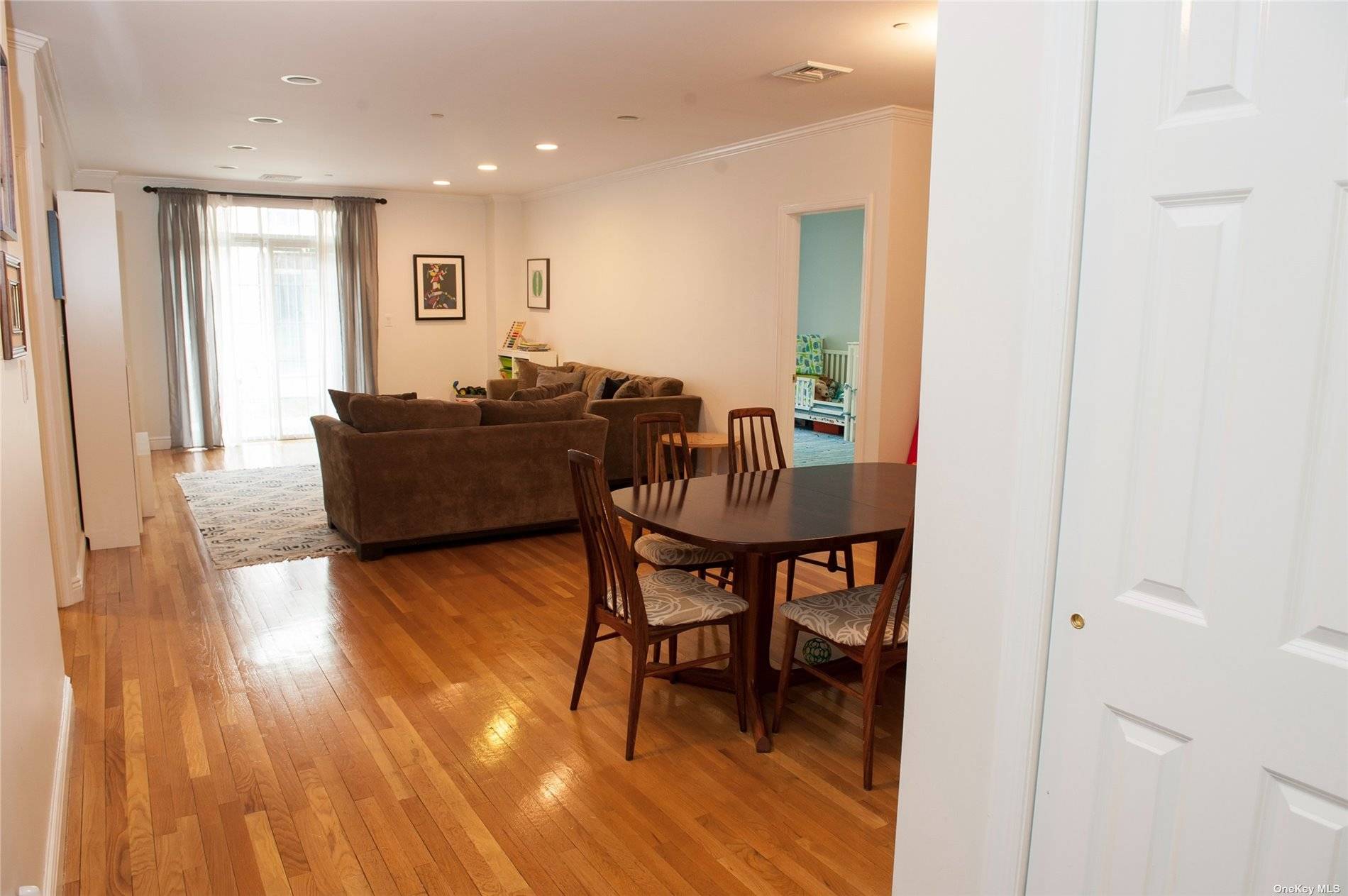 Gorgeous Luxury Gated Condo Rental The Only One Of Its Kind In The Heart Of Great Neck.