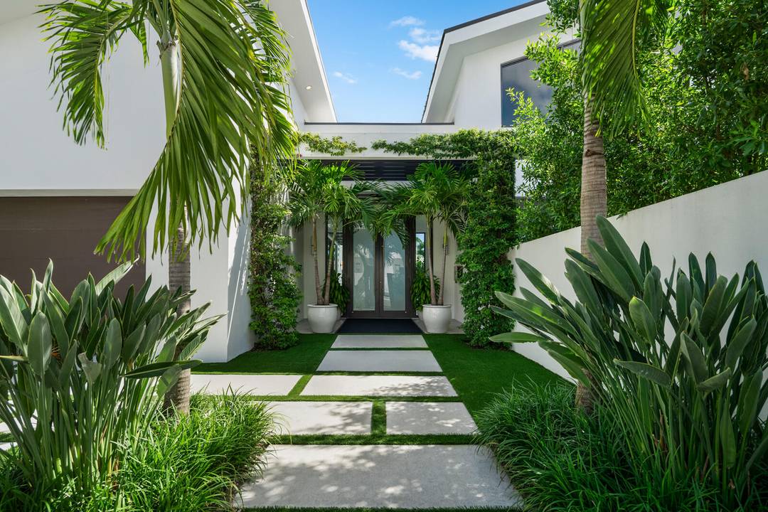 Set on a 9, 345 square foot lot, this SoSo residence combines privacy, thoughtful design, and a prime location near the Intracoastal bike path and Palm Beach Island.