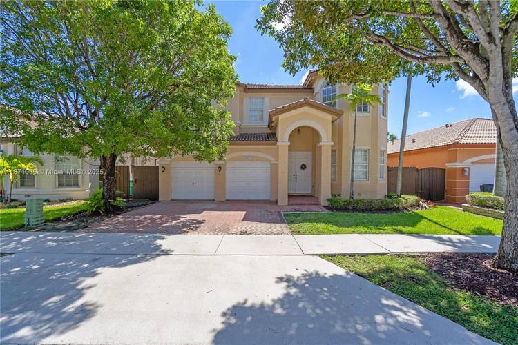 Welcome Home ! This stunning 5bed 4.