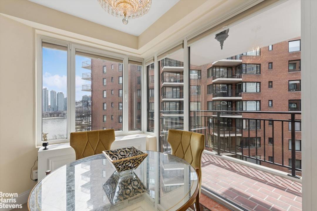 Enjoy exceptional city living in this bright one bedroom home featuring direct river views from every room and a private balcony.
