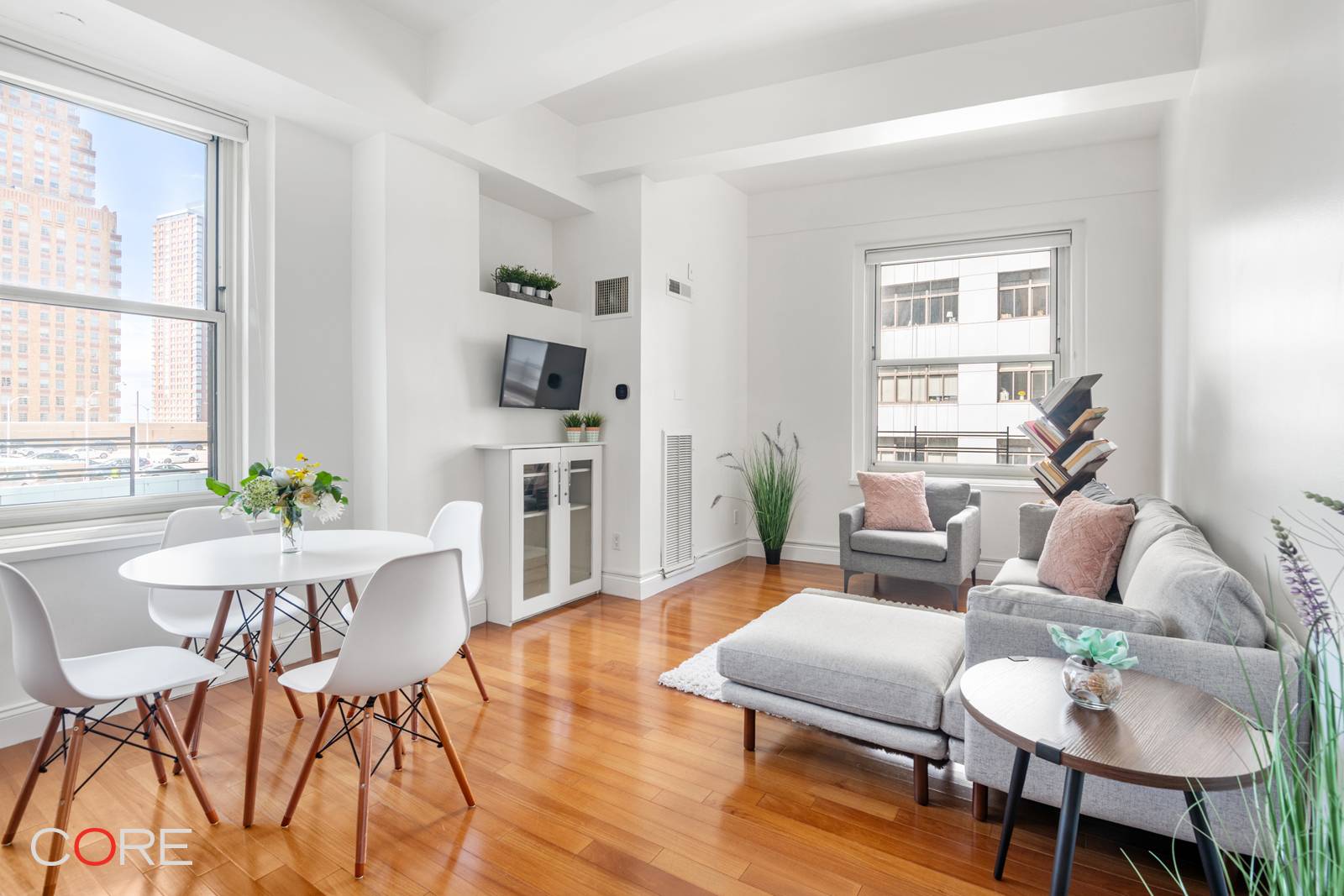 This rare and bright corner one bedroom home is located in the prestigious Greenwich Club Residences, where timeless Art Deco elegance meets contemporary downtown lifestyle.