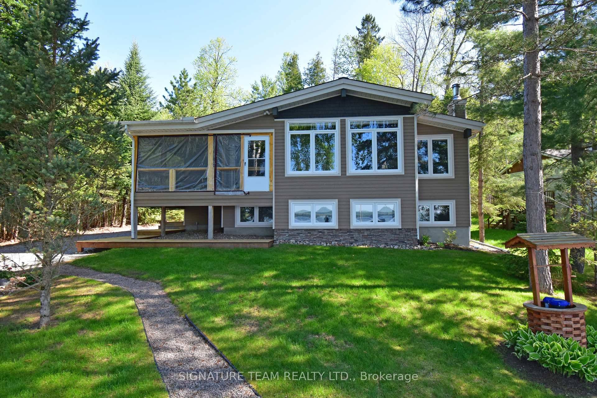 Welcome to your lakefront dream !