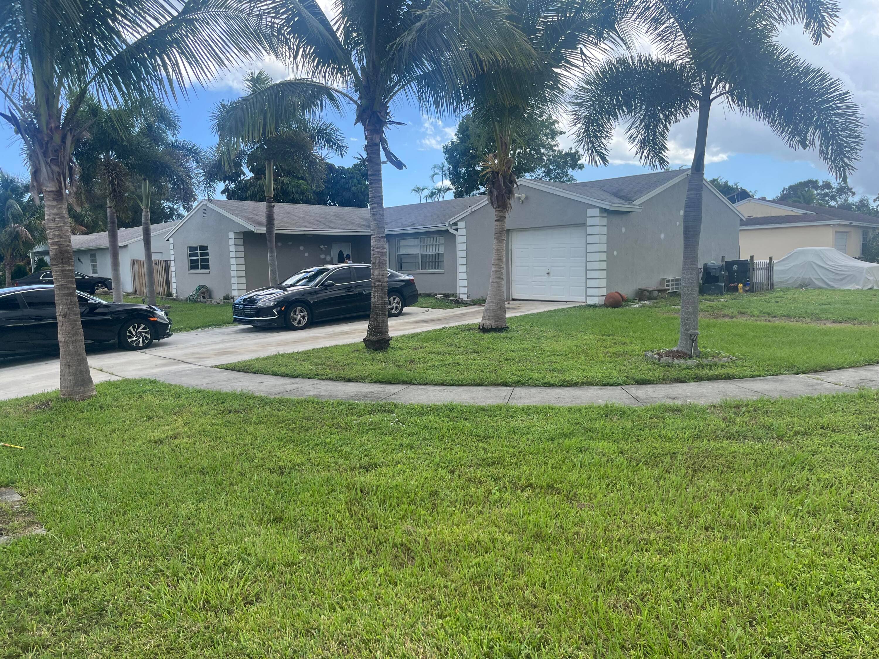 Awesome open Floor Plan, Large Living room, spacious Master bedroom, Priced very well !
