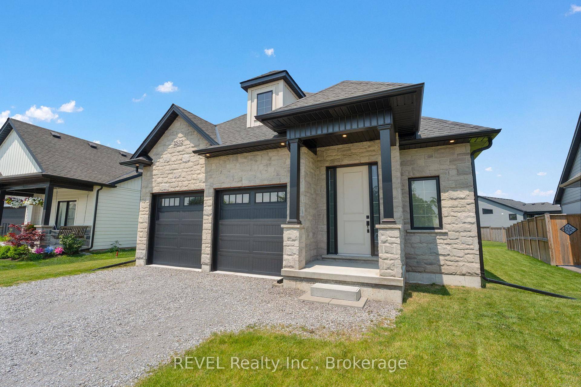 Welcome to this beautifully upgraded bungalow located in Fort Eries desirable Black Creek subdivision.