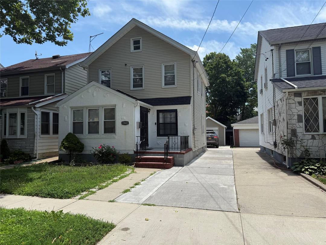 One Family house, excellent condition, 3 Bed rooms, living room, dining room, EIK, 2.