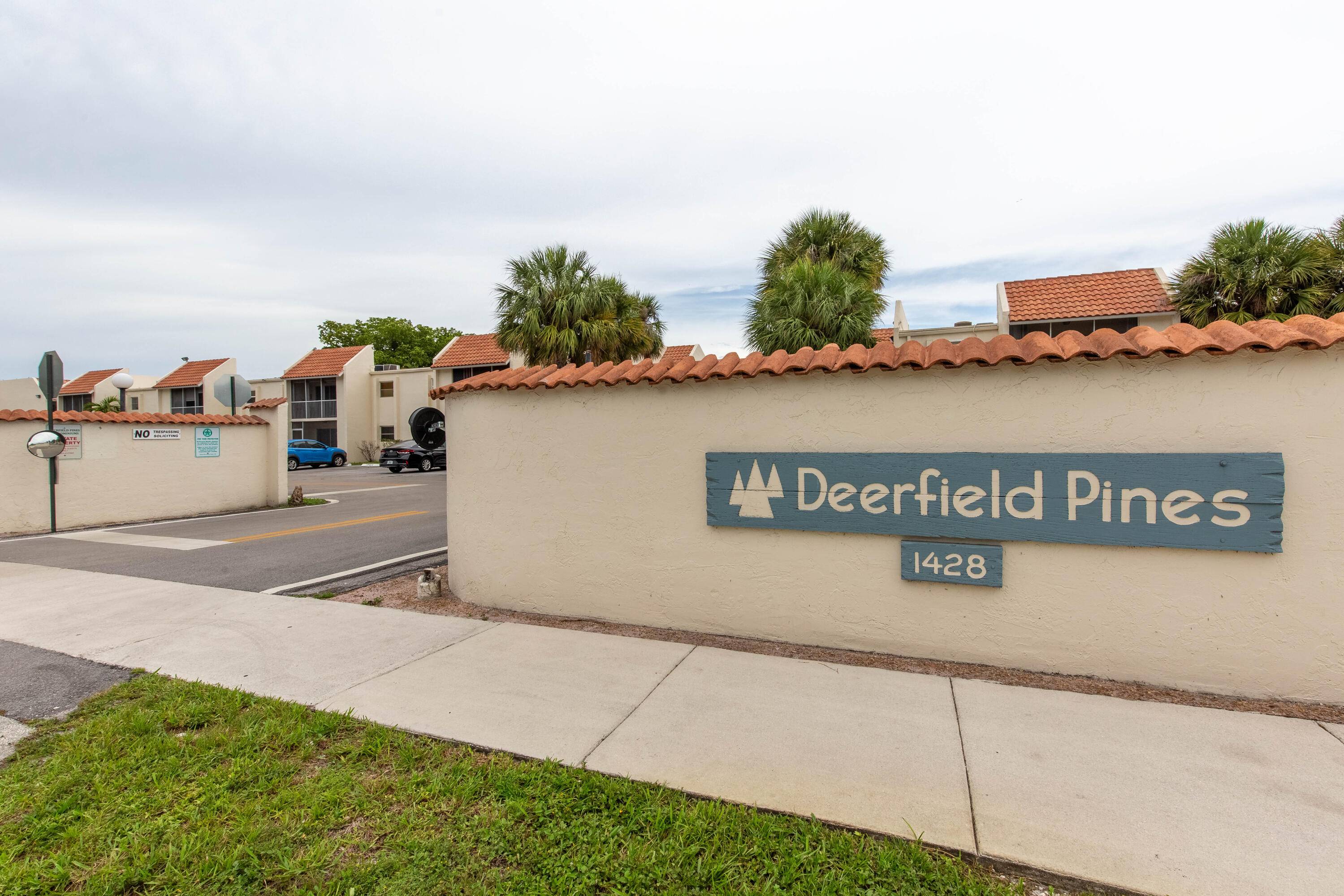 Charming 1 1 Condo in 55 Community Great Price Ground Floor Convenience !
