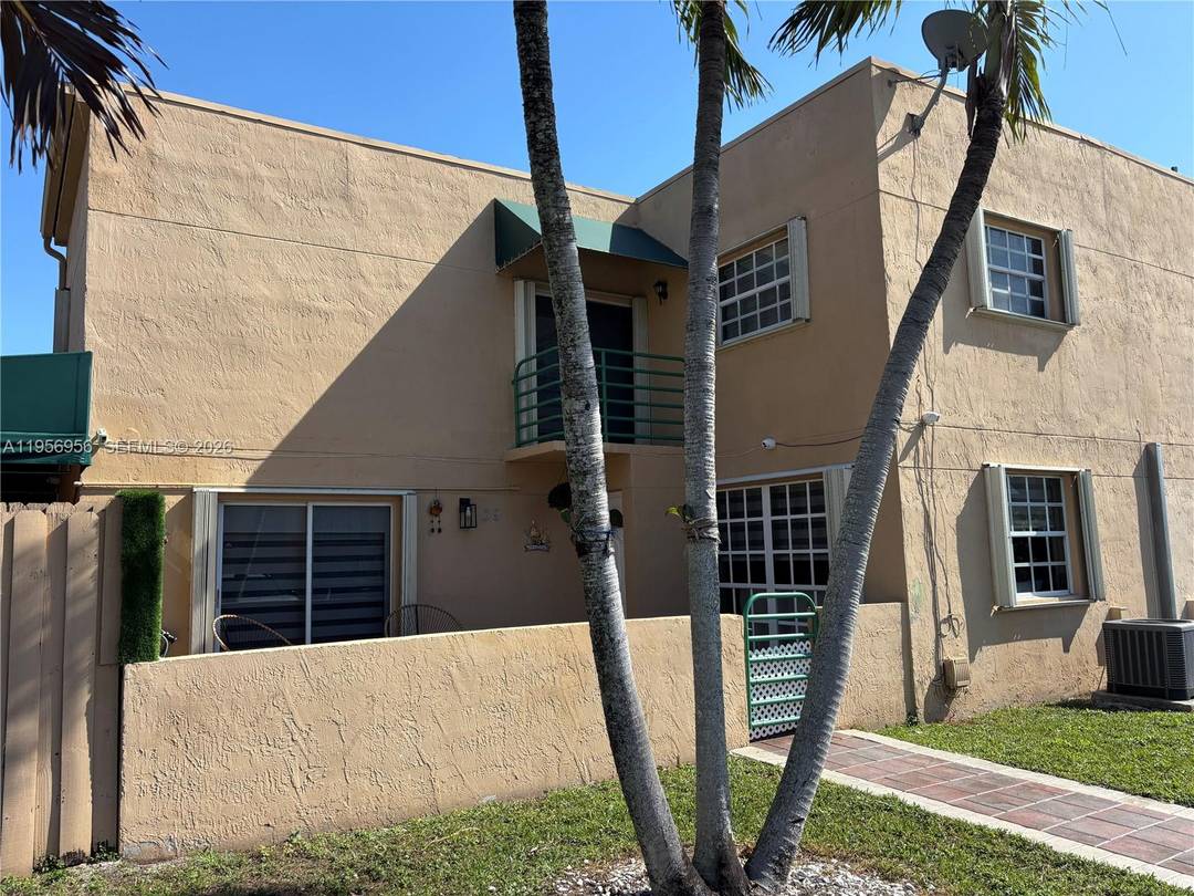 IMPECCABLE 3 3 TOWNHOUSE IN FAMILY ORIENTED NEIGHBORHOOD.