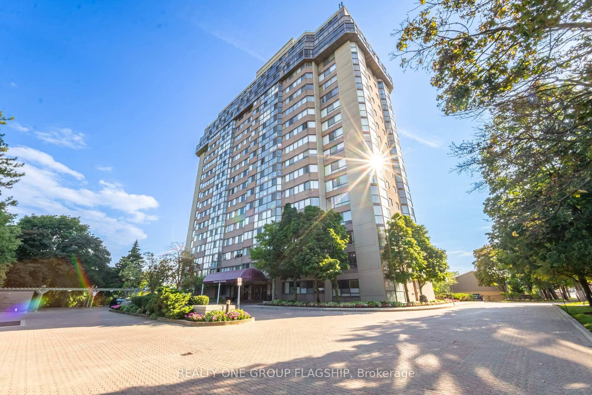 Beautifully maintained 2 bedroom, 2 bathroom condominium offering approximately 1, 1001, 200 sq.