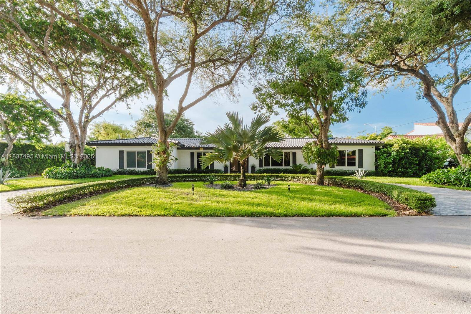 Stunning Home Updated in 2021 in Sought After Glenvar Estates Area !