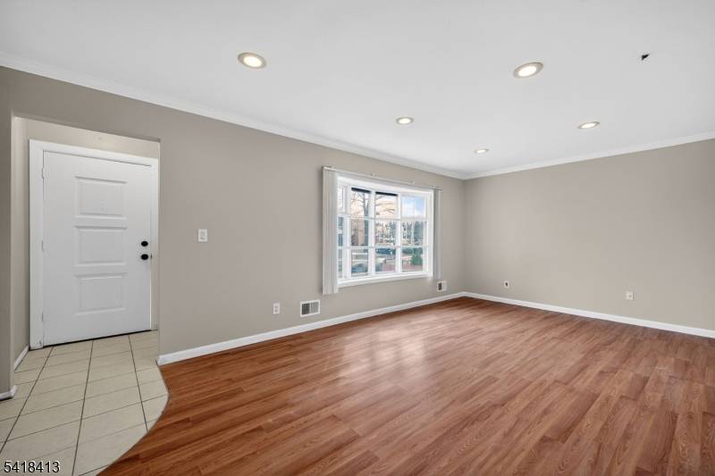 1 family House in Edison !