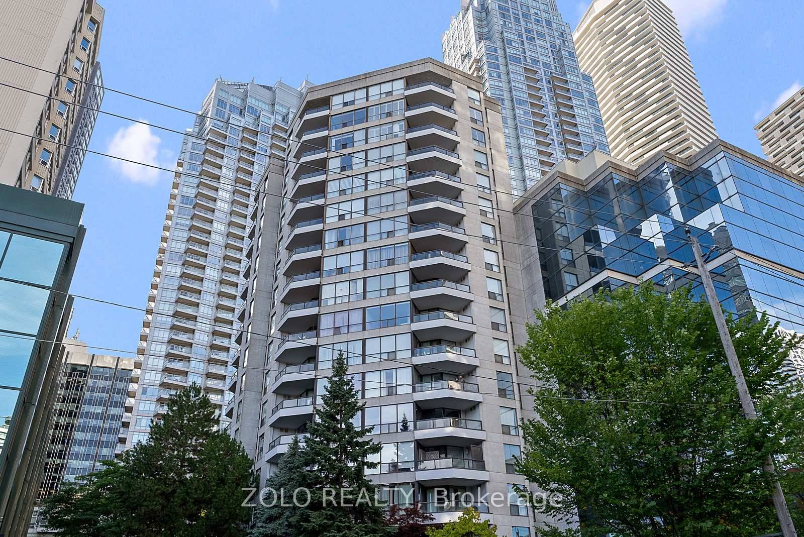 Sub Penthouse perfection at 30 Holly a Menkes built boutique with only 6 suites floor.