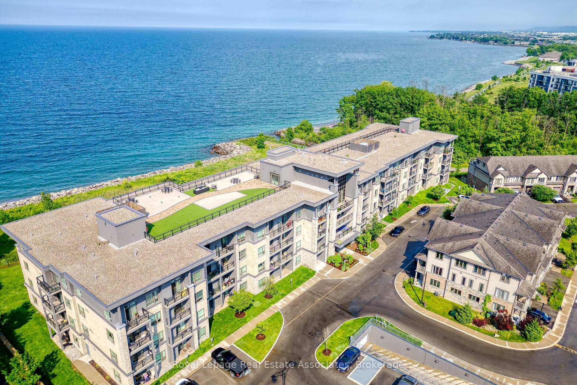 Very Clean amp ; Great Layout 1 Bedroom Home, Featuring 9'California Knockdown Ceilings Throughout, Laminate amp ; Ceramic Flooring ; Extra Kitchen Cupboards, Counter Space And Breakfast Bar Rarely Found ...